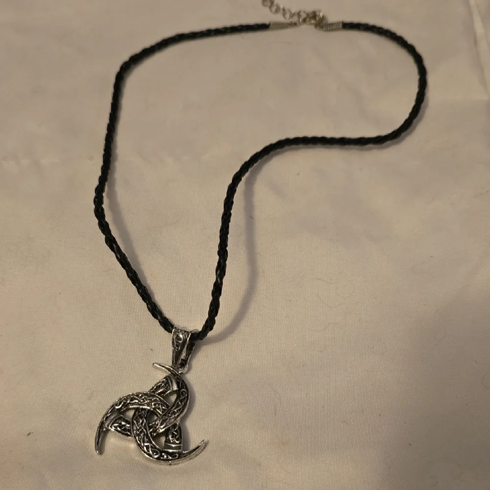 Silver Celtic Knot Pendant Necklace